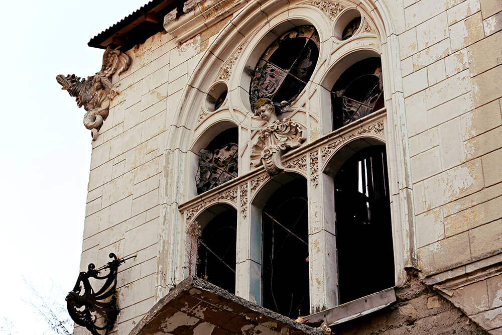 Slika fasade Špicerovog dvorca sa ornamentima