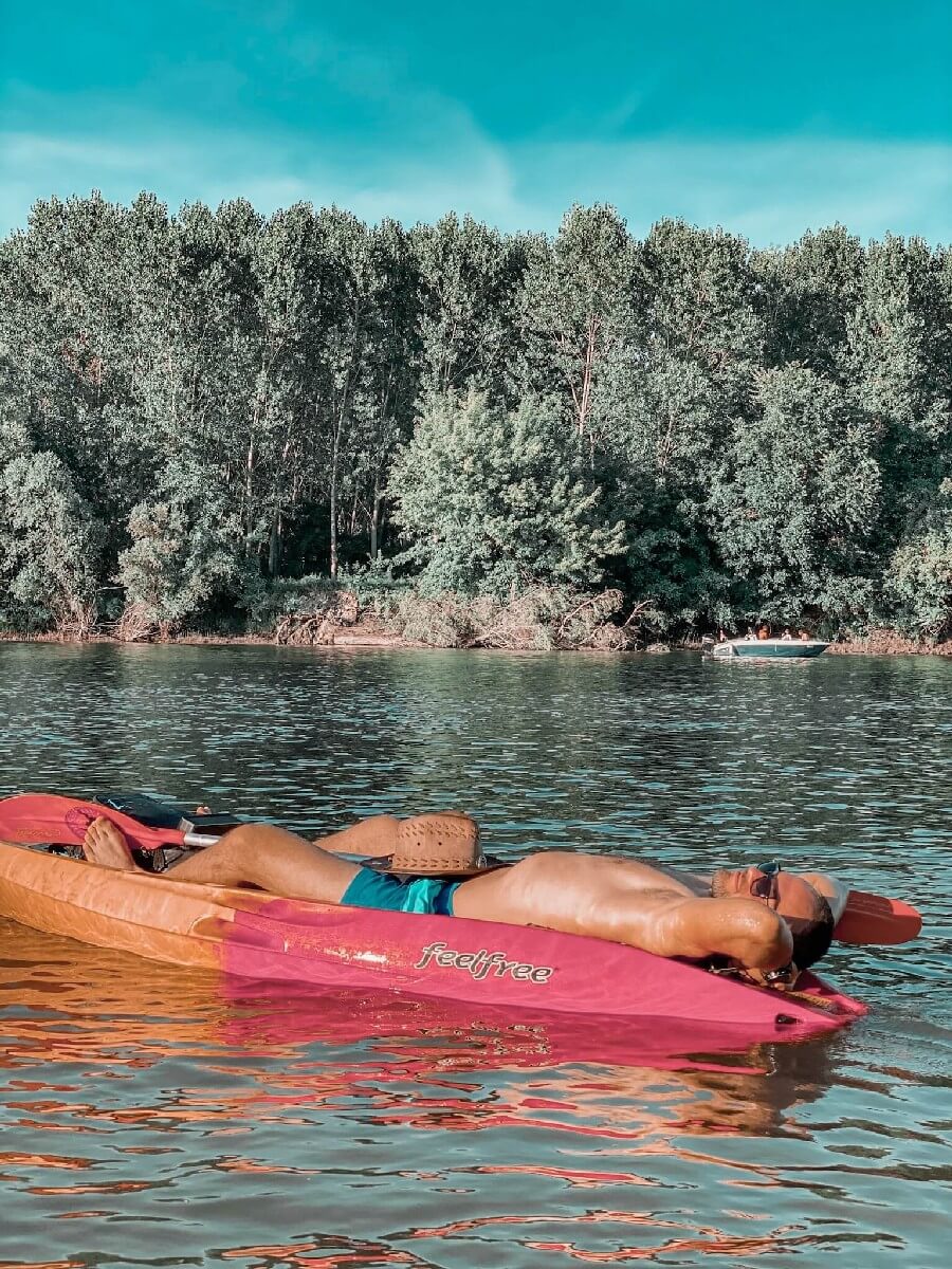 Slika veslača na kajaku dok leži i odmara