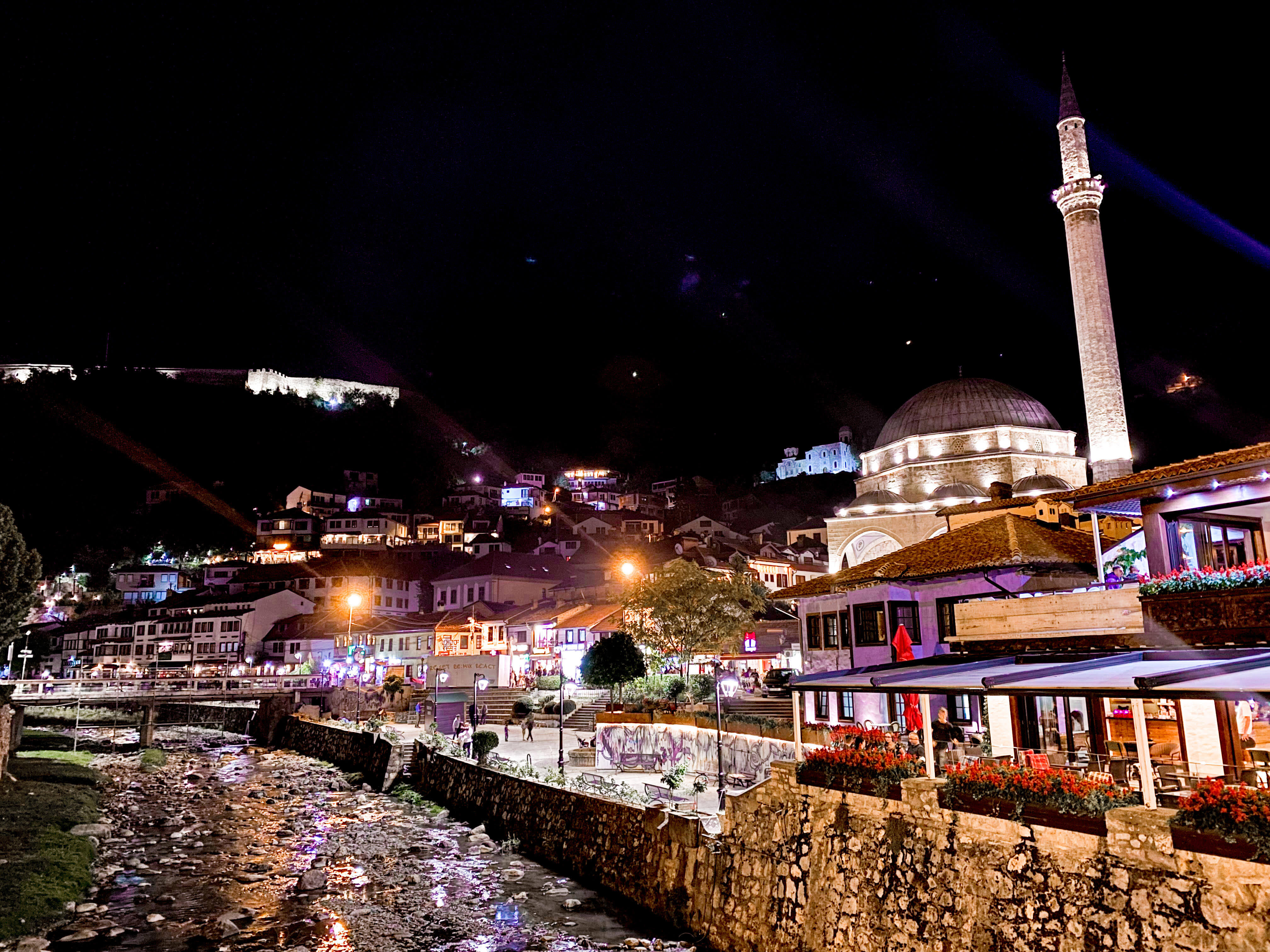 Živopisni grad Prizren noću