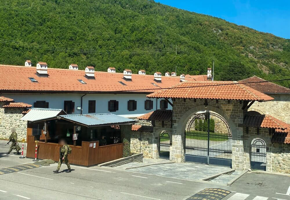 Manastir Visoki Dečani na Kosovu - ulaz i jedinice KFOR-a na slici