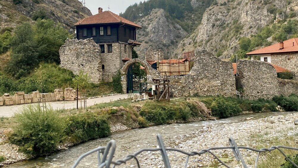 Pogled kroz žicu ka manastirskom kompleksu Sveti Arhangeli, Kosovo i Metohija